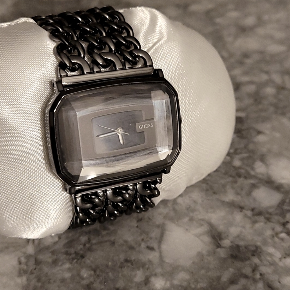 NEW Guess multi chain watch.